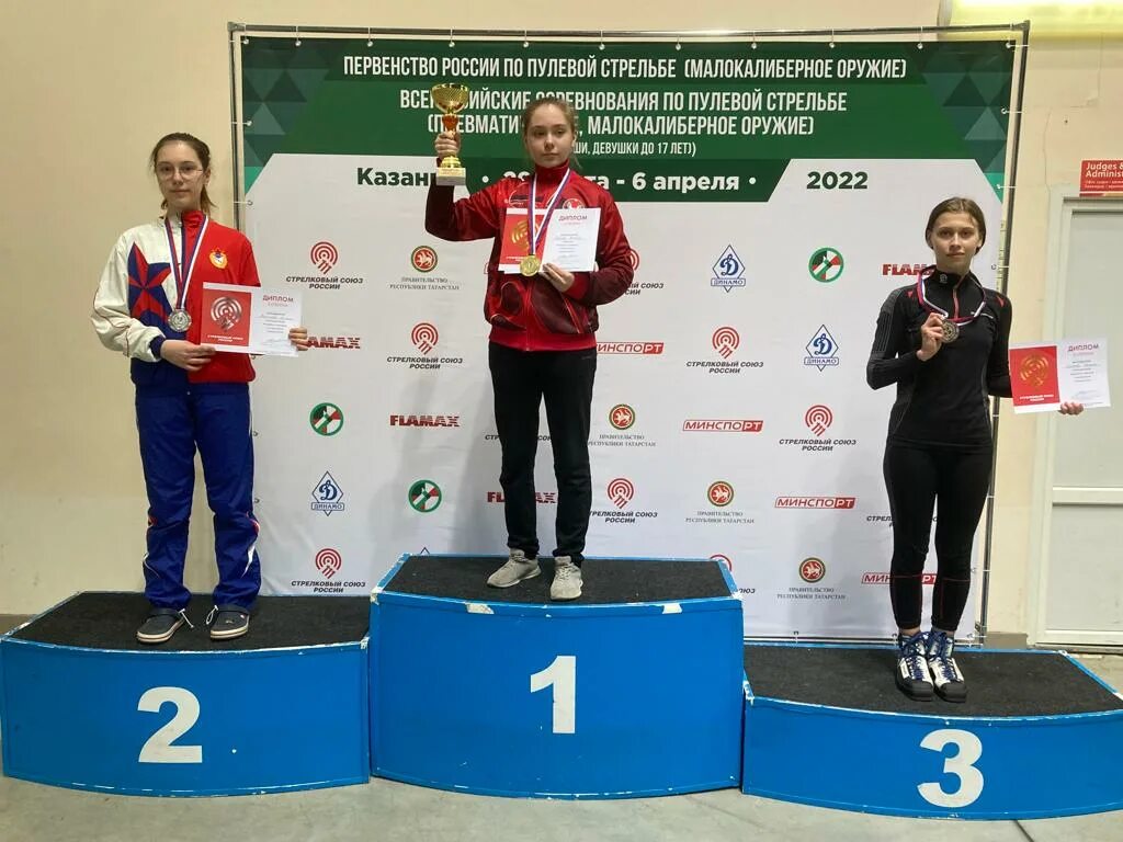 В чемпионате по стрельбе участвуют 31. Стендовая стрельба чемпионат россии брянск. Школьник с оружием. Пулевая стрельба. Торт пулевая стрельба.