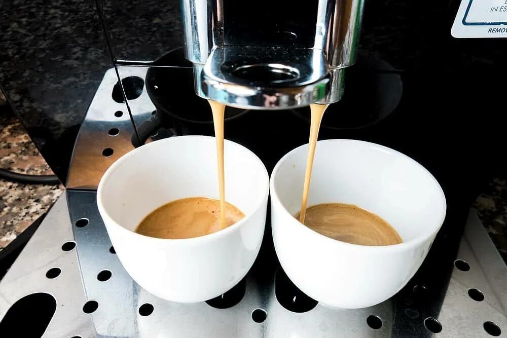 Горячий эспрессо. Чашка кофе из кофемашины. Процесс приготовления кофе. Кофемашина бариста. Кофейные чашечки для кофе машины.