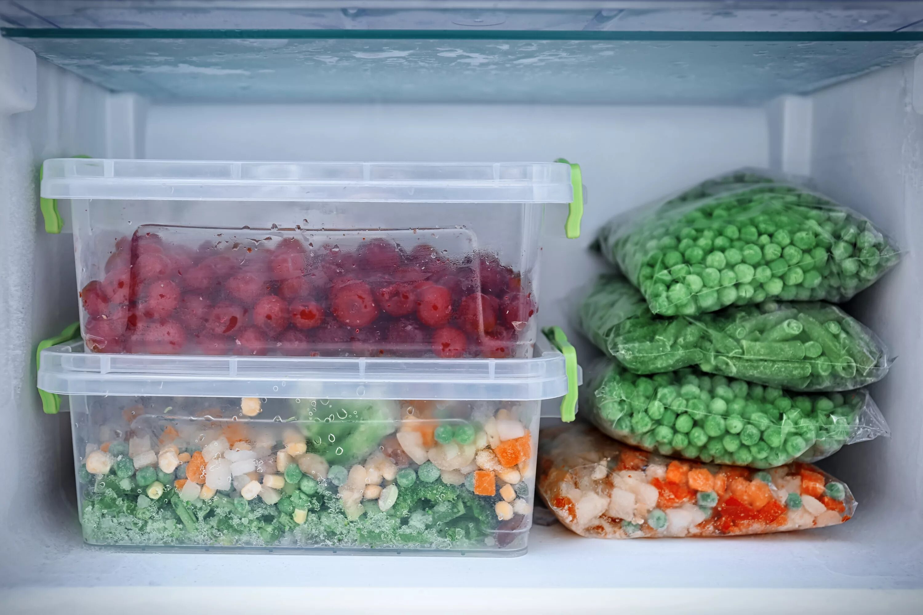 Можно хранить овощи в холодильнике. Контейнер для заморозки овощей. Контейнер для заморозки зелени. Хранение в морозилке в контейнере. Контейнеры для заморозки фруктов.