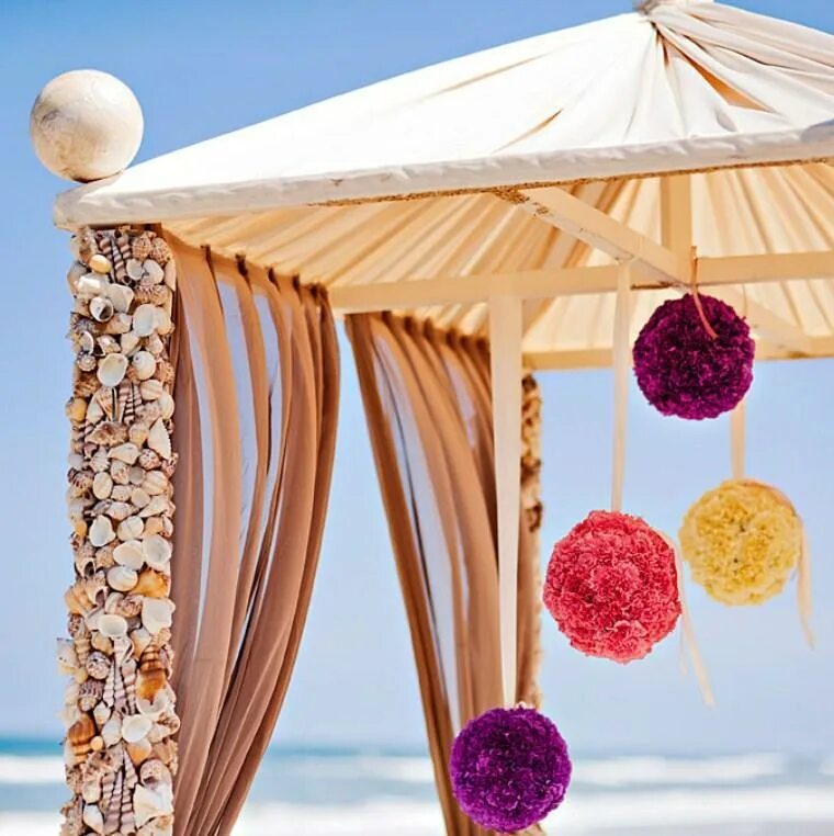 Беседка на пляже. Украшение пляжа на свадьбу. Украшенная пляжная беседка на день рождения. Яркие украшения на пляж. Беседки на пляже