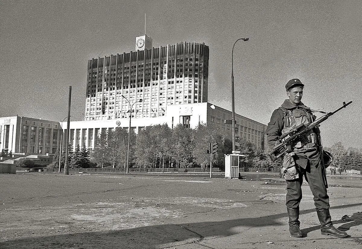 1993 век. Путч 1993 белый дом. Белый дом 1993 год обстрел. Ельцин белый дом 1993. Октябрьский путч 1993.