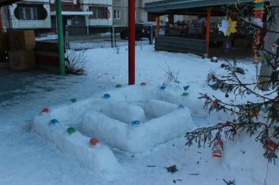 Лабиринт из снега в детском саду. Лабиринт постройки из снега в детском саду на участке. постройки из снега в детском саду на участке. снежный лабиринт в детском саду. постройки на участке детского сада зимой.