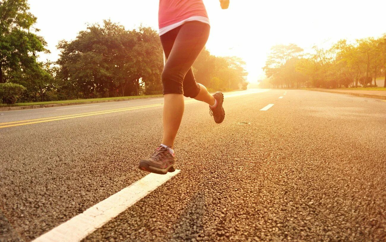 I ve got to run. Женщина бежит. бег картинки. медленно бегать. run картинка.