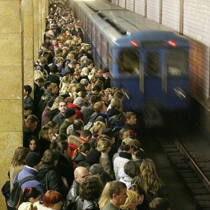 Час пик в метро в Москве Текстильщики Кузьминки. Станция метро Выхино час пик. Толпа в метро. Вагон метро в час пик.