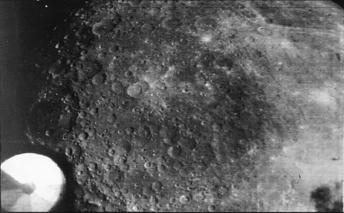 Российская межпланетная станция "Луна-25" прислала первое фото обратной стороны 