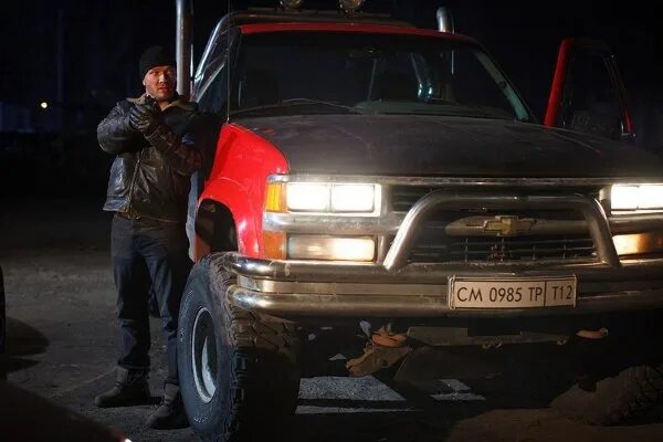 Шевроле сиротка к1500. Машина из пса у макса. Шевроле сильверадо макса. Chevrolet silverado к1500 сиротка. Chevrolet silverado k1500 сиротка.