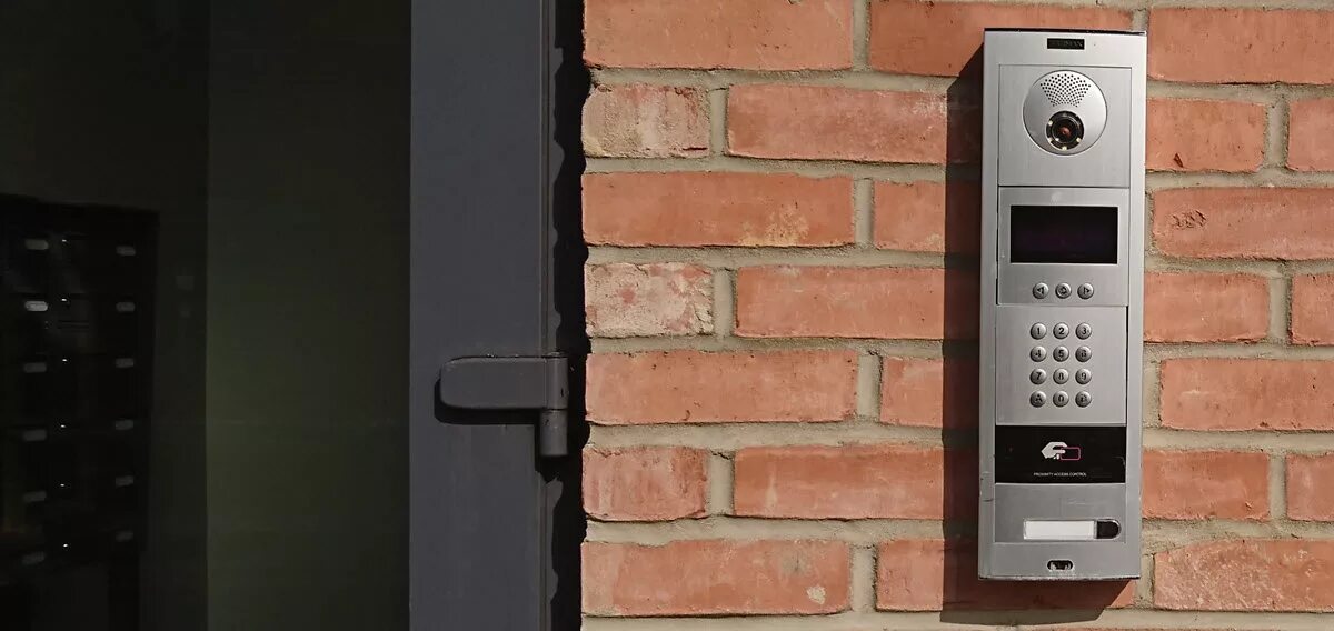 Entry systems. Двери с домофоном коричневые. video intercom doorbell чб. домофон door phone фото. video entry.