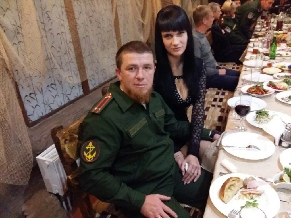 Жена командующего. Арсен моторола жена. арсен павлов моторола тело. арсений павлов моторола с женой. арсена павлова («моторолы»).