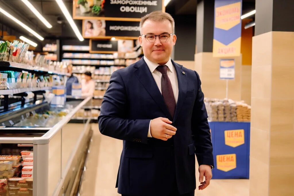 Бизнес обновился supermarket. Директор магазина. Директор супермаркета. Директор магазина Глобус. Директор продуктового магазина.