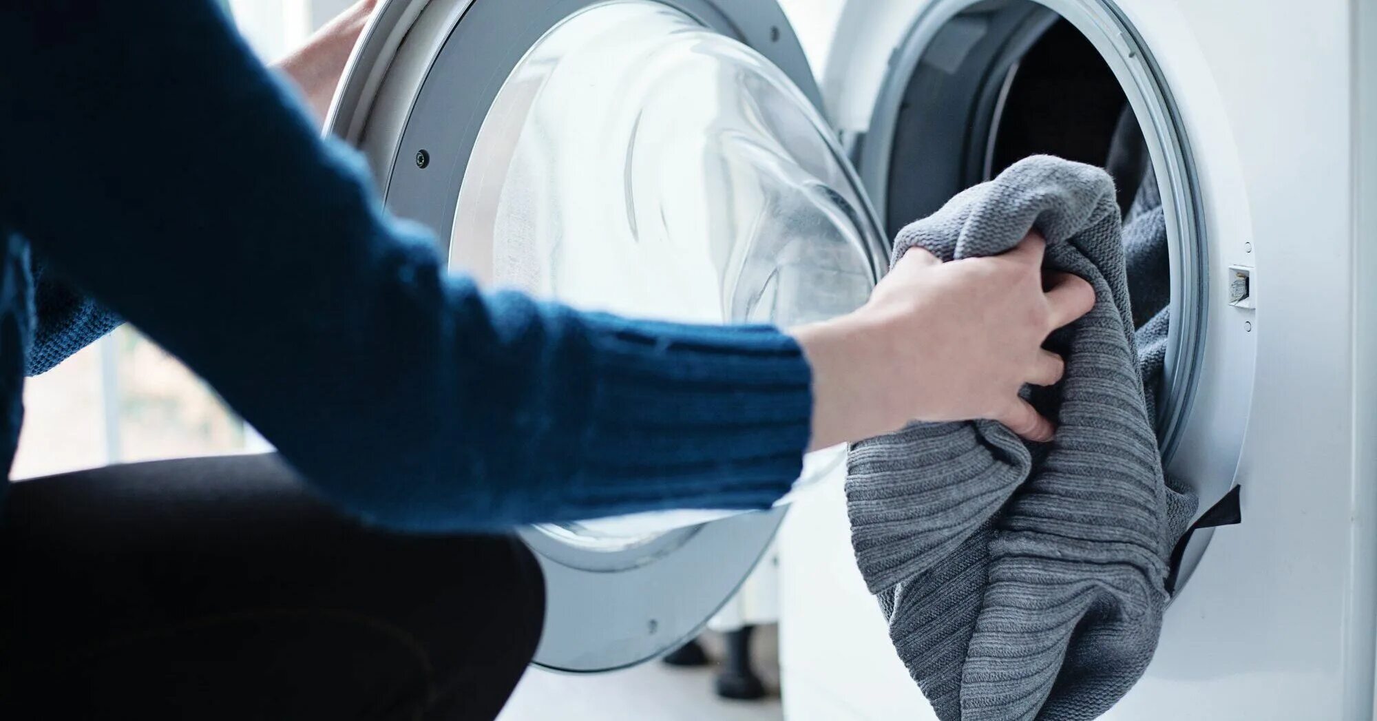 Почему бежит стиральная машина. Washing Machine 2022. Стирка в стиральной машине. Загрузка вещей в стиралку. Загружать стиральную машину.