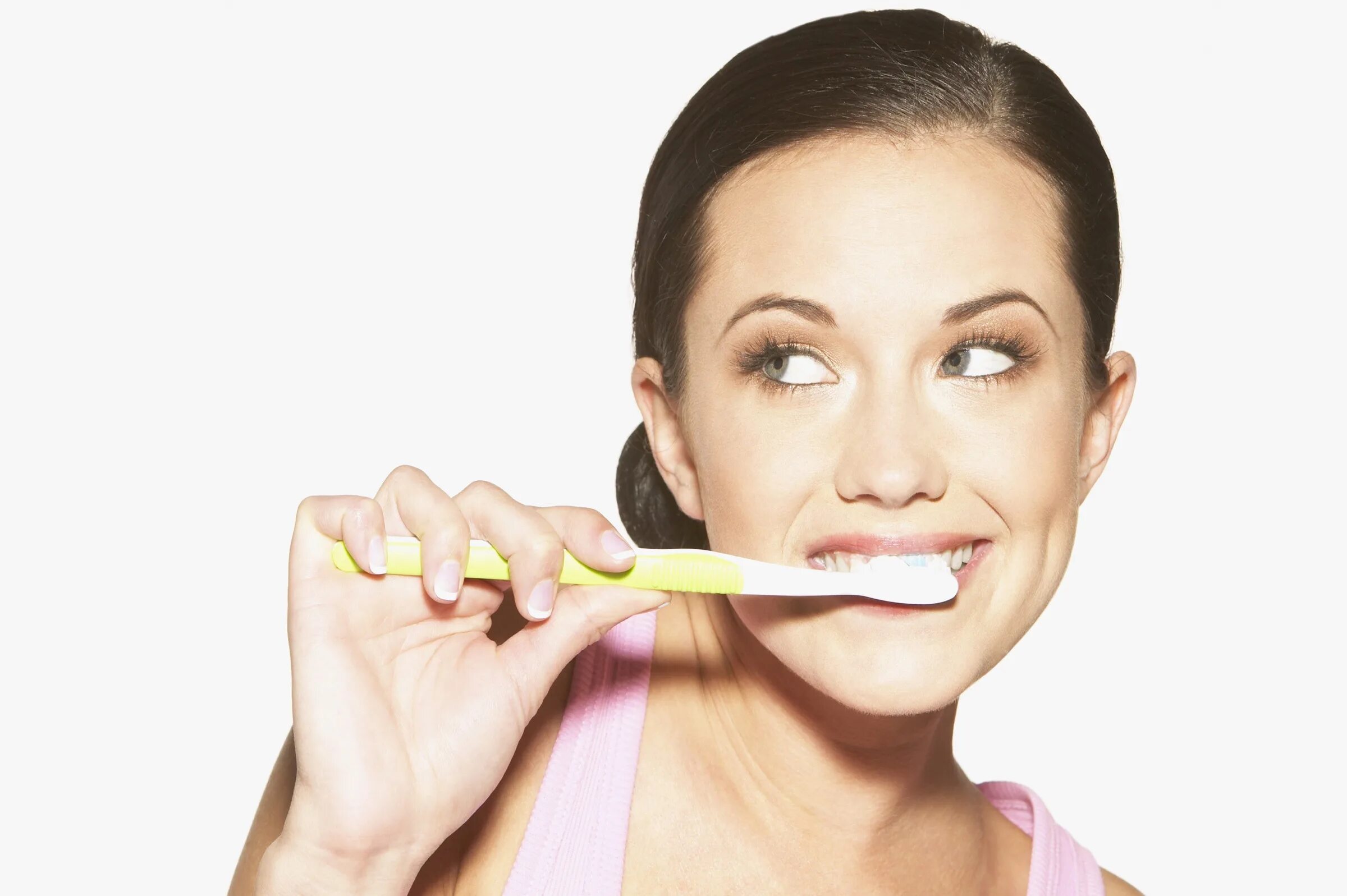Зуб после душа. Чистим зубы!. Девушка чистит зубы. Гигиена полости рта.