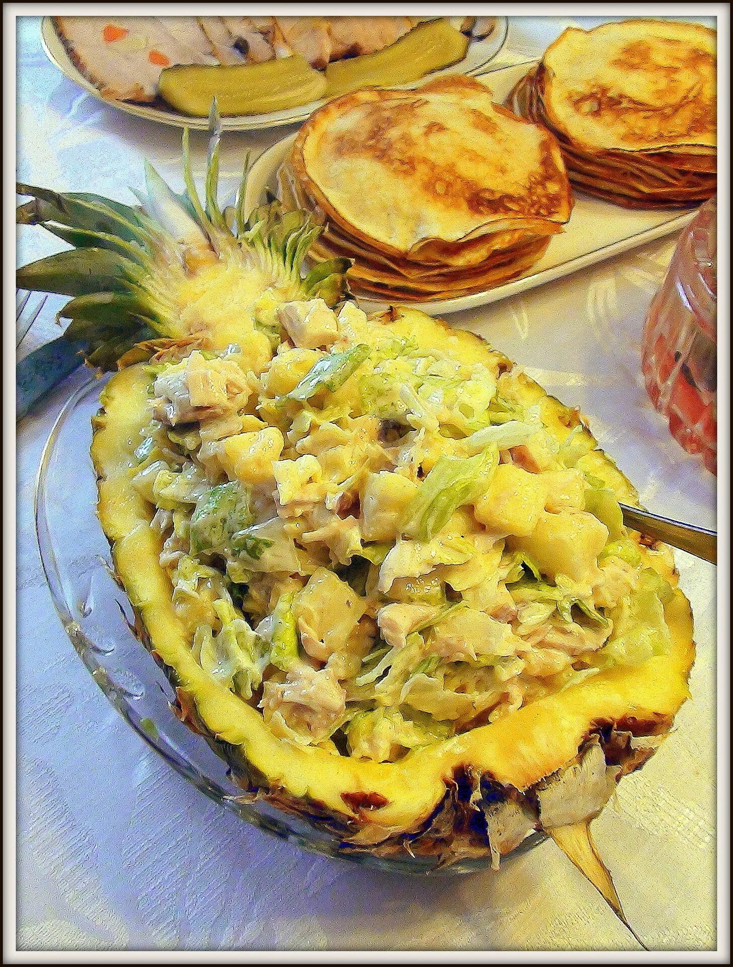 Вареная грудка с ананасом. Салат с ананасом и курицей слоями. Ананасовый салат с куриной грудкой и сыром. Ананасовый салат с курицей и сыром. Салат нежность с курицей и ананасами.