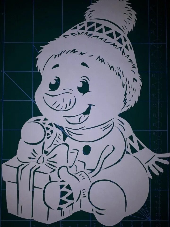 Вытыканка снеговика для вырезания из бумаги. Вытынанки медвежонок. Снеговик трафарет для вырезания. Снеговик на ока трафарет. Снеговик трафарет для вырезания на окно.