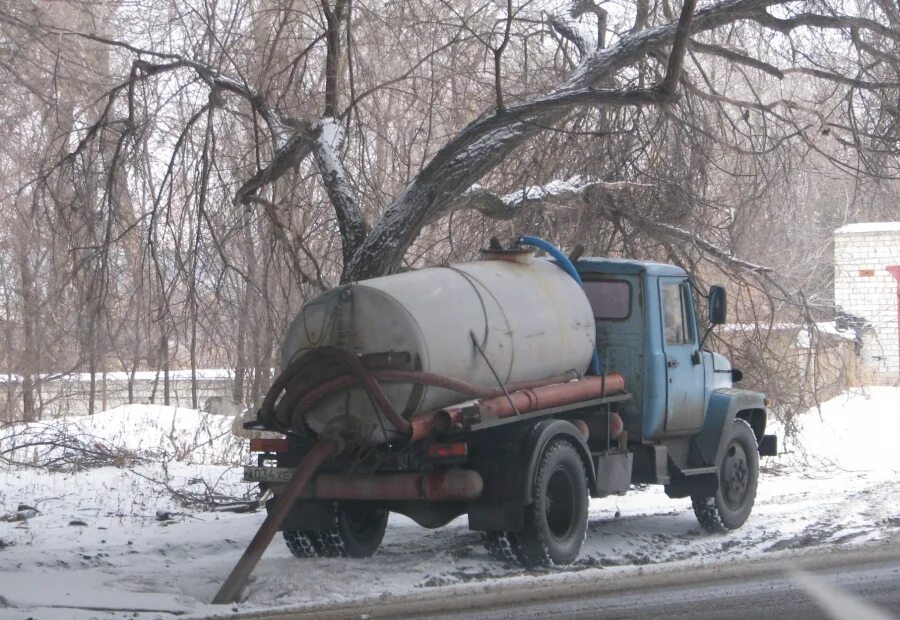 Водитель ассенизатора. ГАЗ 53 ассенизаторская. ГАЗ 53 ассенизатор ассенизатор. ГАЗ 53 ассенизатор 5 кубов. ГАЗ 53 ассенизатор 4.5 куб.