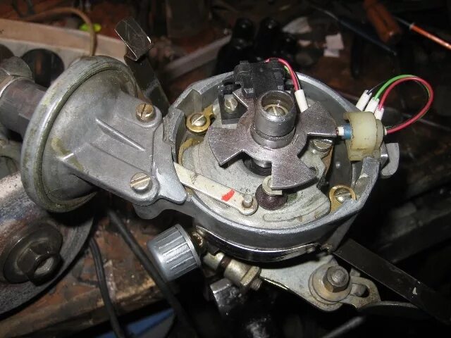 Зажигание датчик холла. Бесконтактный трамблер с датчиком холла на 402 двигатель. датчик холла 402 двигатель. уаз 402 датчик холла. трамблёр газ52 с датчиком холла.