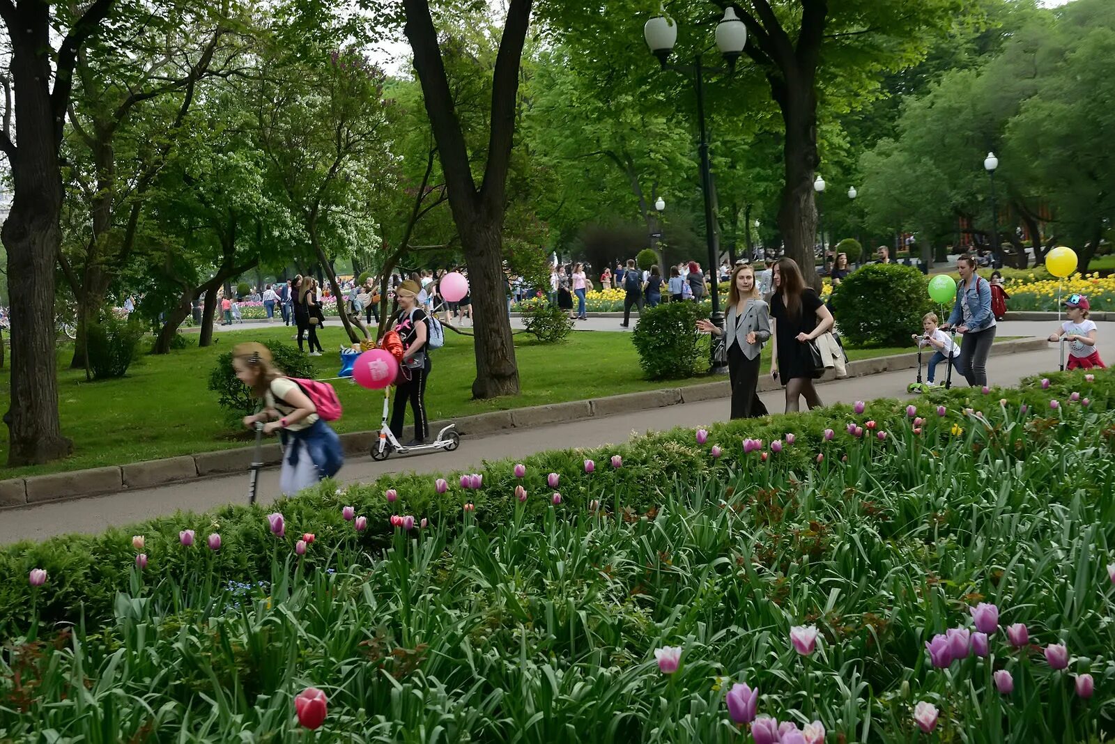 Парк горького 16. Парк имени Горького Москва. Парк Горького Москва весной. Парк Горького Москва прогулки.