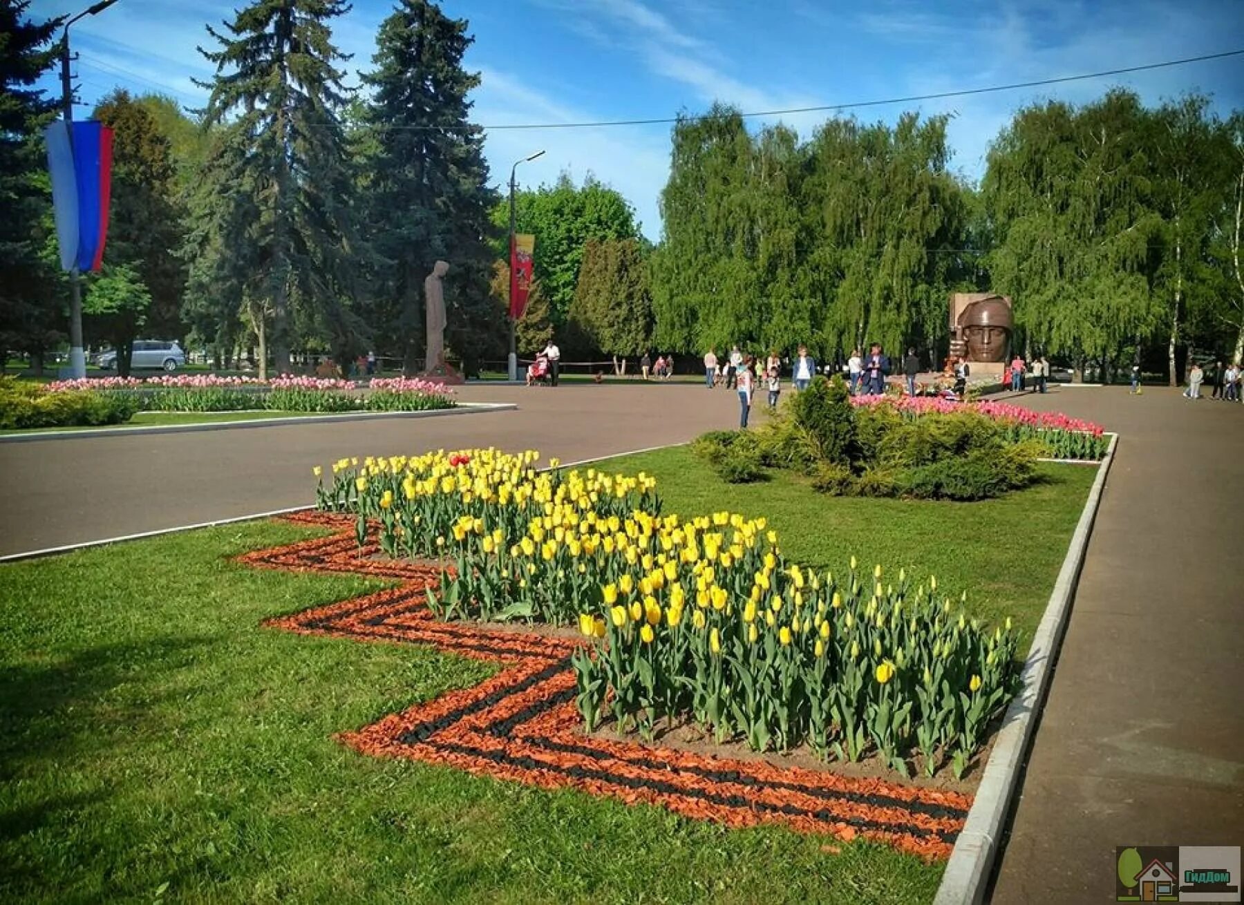 Коломна скверы. Коломна парк. коломна клумбы мемориальный парк. цветник у мемориального парка коломна. мемориальный парк аллея гончаров скопин.