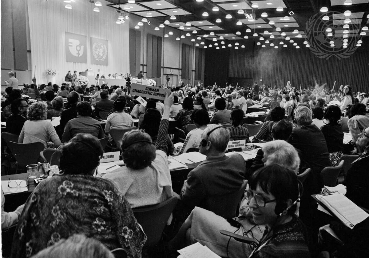 Оон 1977. Конференция. Конференция ООН 1977 года Тбилиси. Международная конференция в Копенгагене 1910. Международной конференции женщин социалисток в Копенгагене.