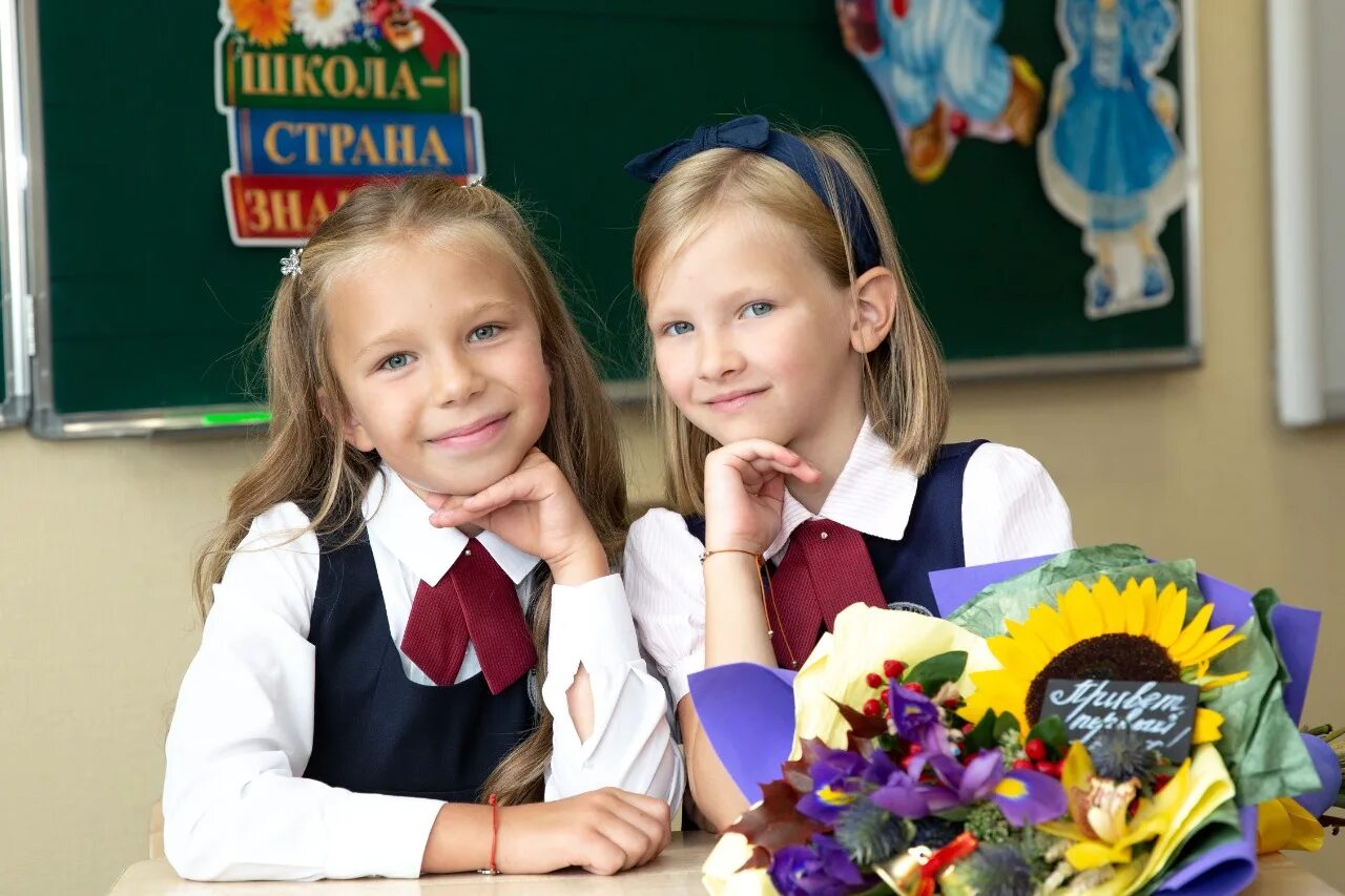 Счастливые дети школьники. Поступление в школу в 6 лет. Поступление в школу в 6 лет. Учитель и дети. Поступление в школу в 6 лет.