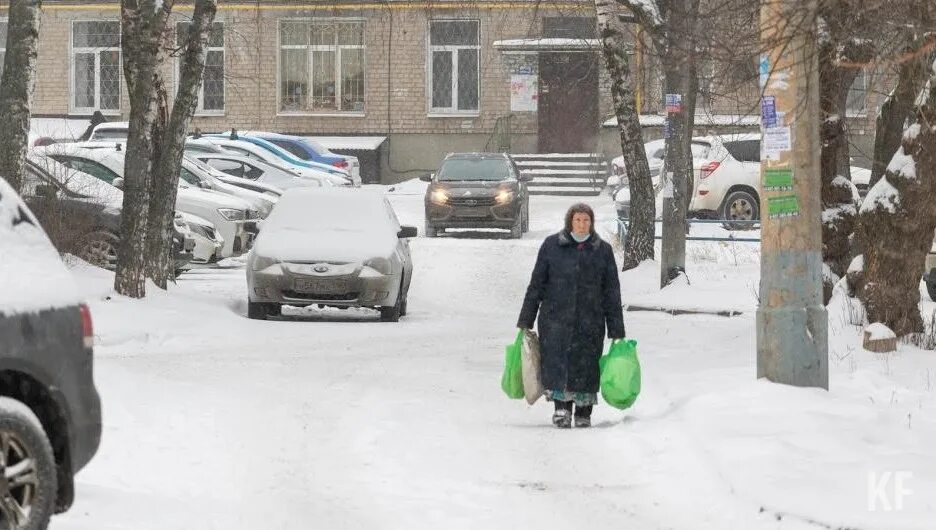 Бабушка выносит мусор. Мальчик выносит мусор.