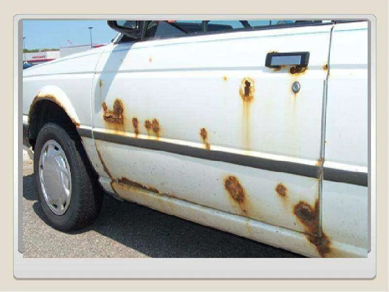 Ржавый кузов автомобиля. Машина начинает ржаветь. Гнилой кузов автомобиля. Коррозия авто. Машина начинает ржаветь.