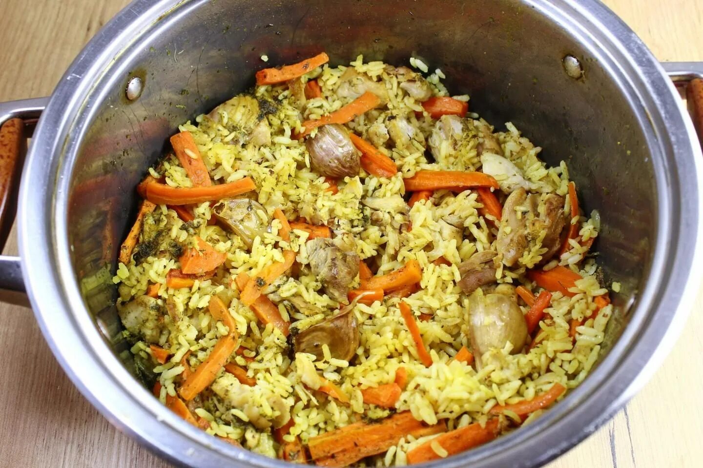 плов рассыпчатый рецепт с курицей в казане. казанда\ плов. плов с курицей на сковороде. кастрюля для плова. плов рассыпчатый рецепт с курицей в казане.