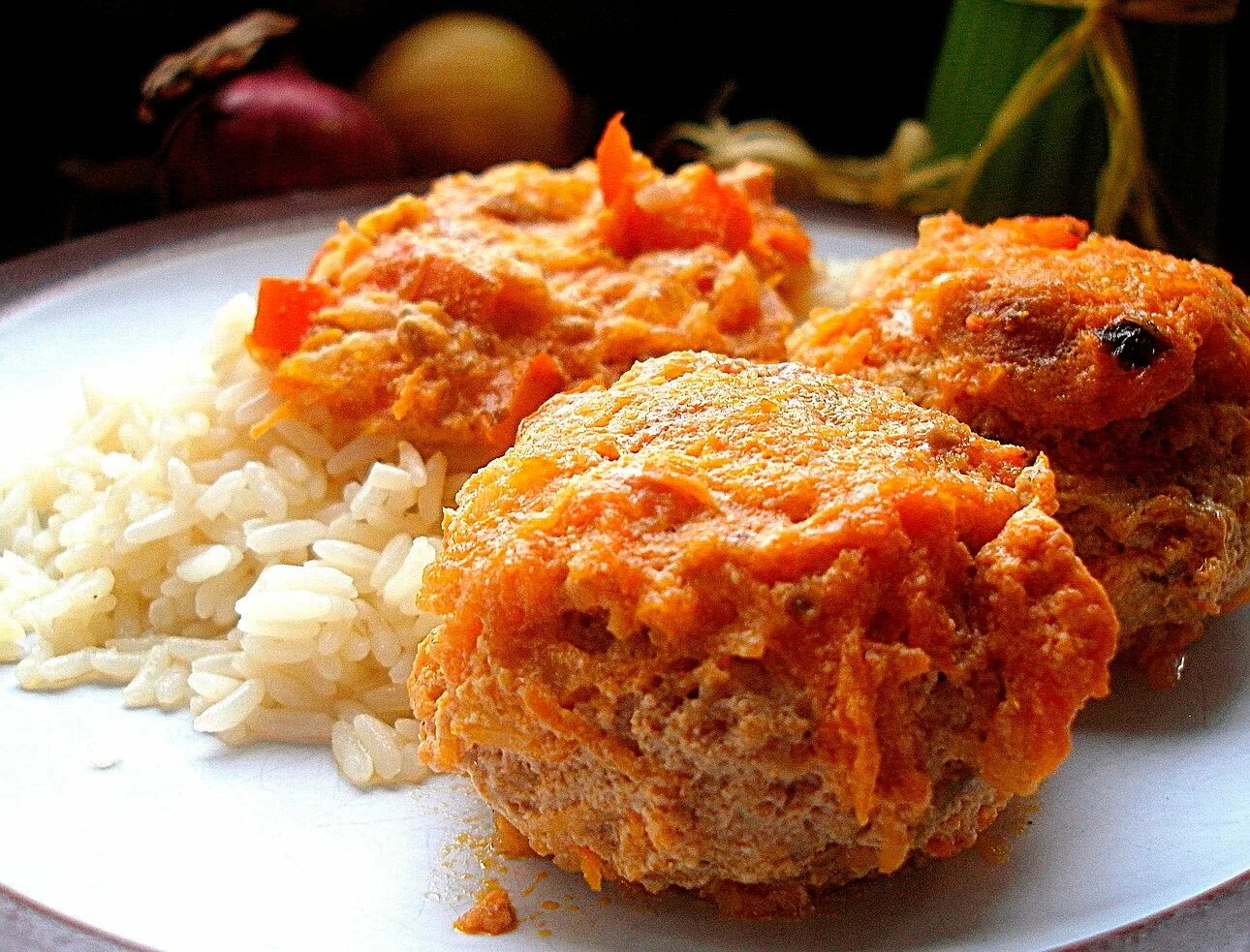 Куриные ежики с рисом в духовке. Ежики с рисом. ёжики из фарша с рисом. мясные ёжики с рисом. тефтели мясные с рисом.