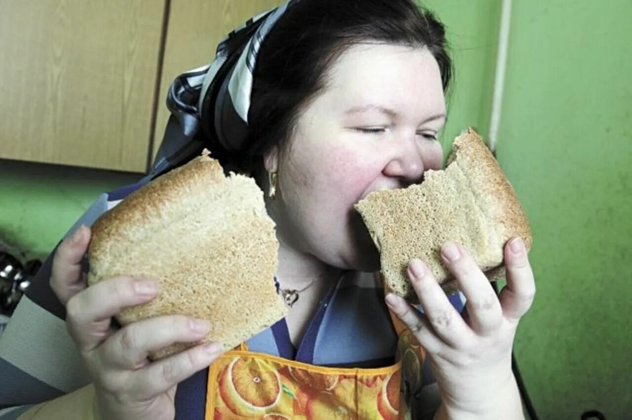 Смешной хлеб. Человек ест хлеб. Фотосессия с хлебом. Девушка ест хлеб. Мне твой хлеб не есть