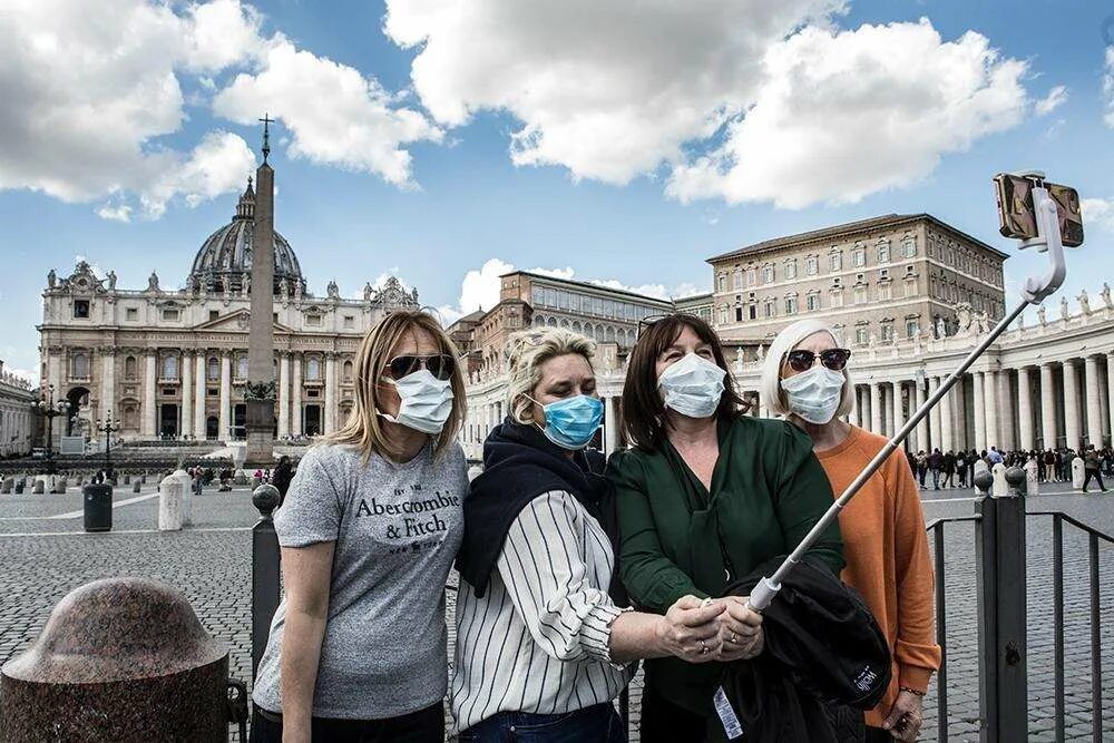 Италия люди в масках. Европейские маски. Германия люди в масках. Человек в маске путешествует.