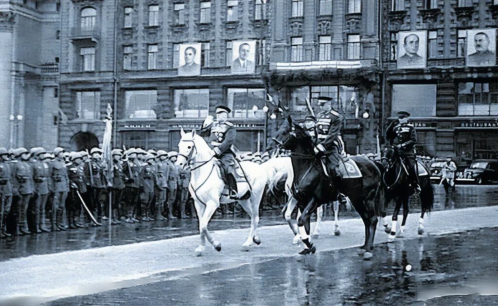 В каком году первый парад. Жуков на параде победы 1945. рокоссовский на параде победы 1945. маршал жуков на параде 1945.