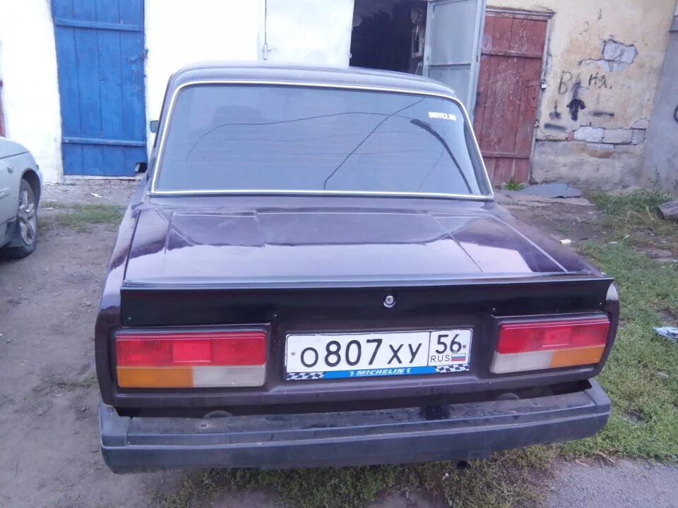 Спойлер на ваз 2107 на багажник. Задний спойлер на ваз 2107. Спойлер утиный хвост на ваз 2107. Навес крышки багажника 2107. Спойлер багажника 2107.