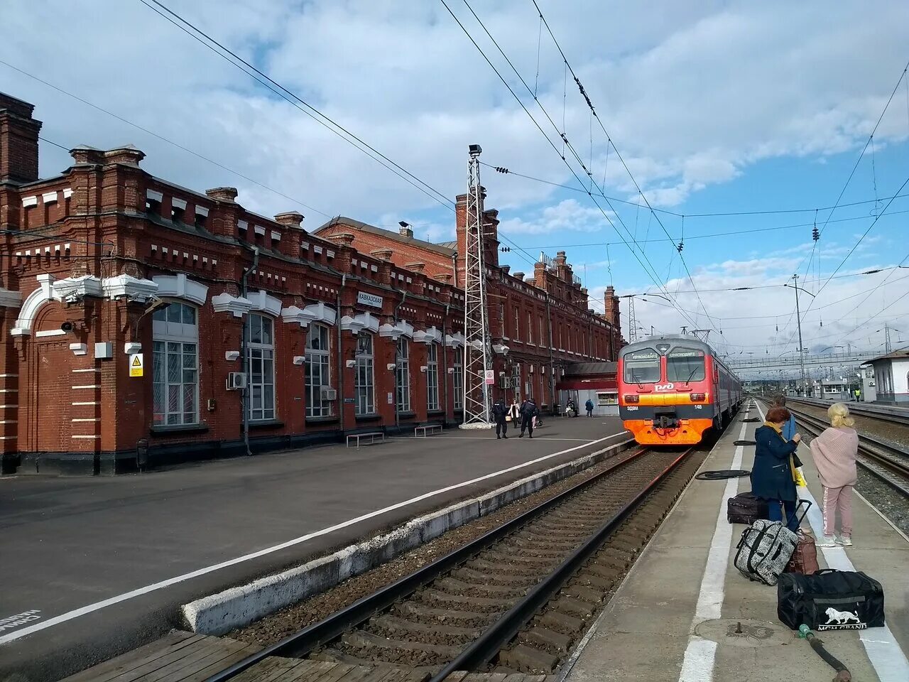 Кропоткин железнодорожный. ЖД станция Кавказская Краснодарский край. ЖД станция Кавказская Кропоткин. Кавказская станция Краснодарский край Кропоткин. Железнодорожный вокзал станции Кавказская.