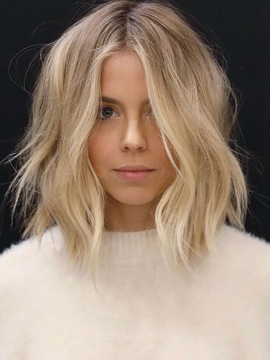 Локоны на каре блонд. Каре боб градуированный блонд. Стрижка каре блонд. Блонд хейли болдуин. Стрижка каре блонд.