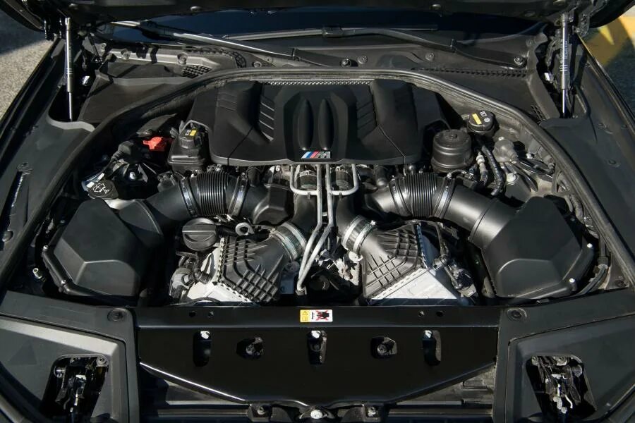 М5 какой мотор. M5 f10 мотор. BMW m5 v10 engine. BMW m5 f10 engine. Мотор БМВ m5 f10.