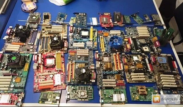 блошиный рынок радиоаппаратуры в москве. барахолка комплектующих. столы для сервисного центра. авторынок запчастей. стол для инженера электронщика.