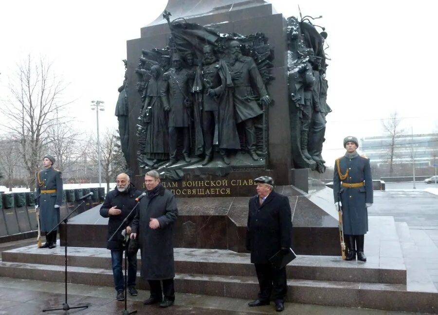 Дух эльбы памятник. Памятник встреча на эльбе на поклонной горе. Встреча на эльбе памятник в москве. Мемориальная доска дух эльбы. Мемориал дух эльбы.
