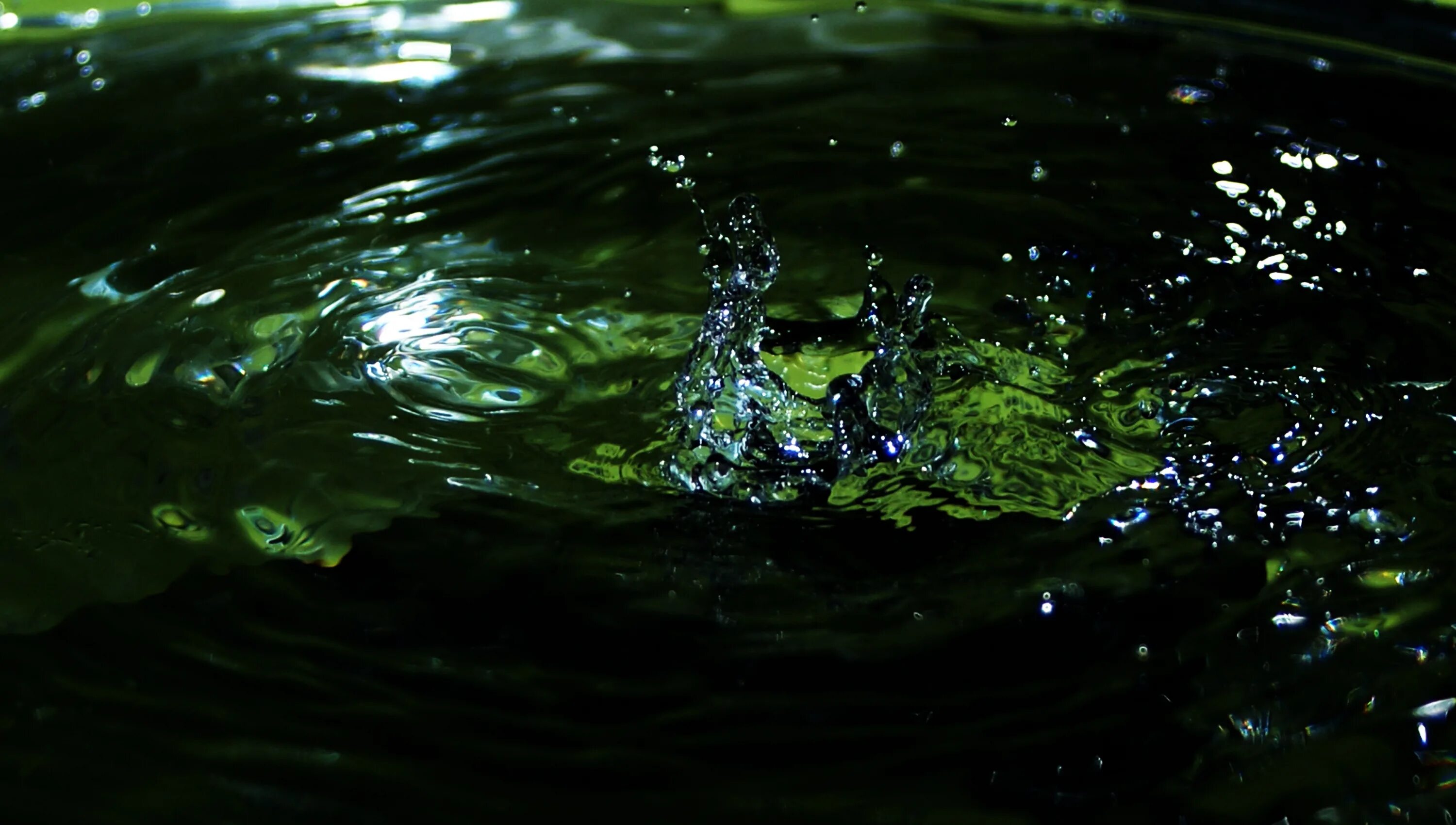 Всплеск воды. Темно зеленая вода. Темные воды. Черная вода. Прозрачная зеленая вода