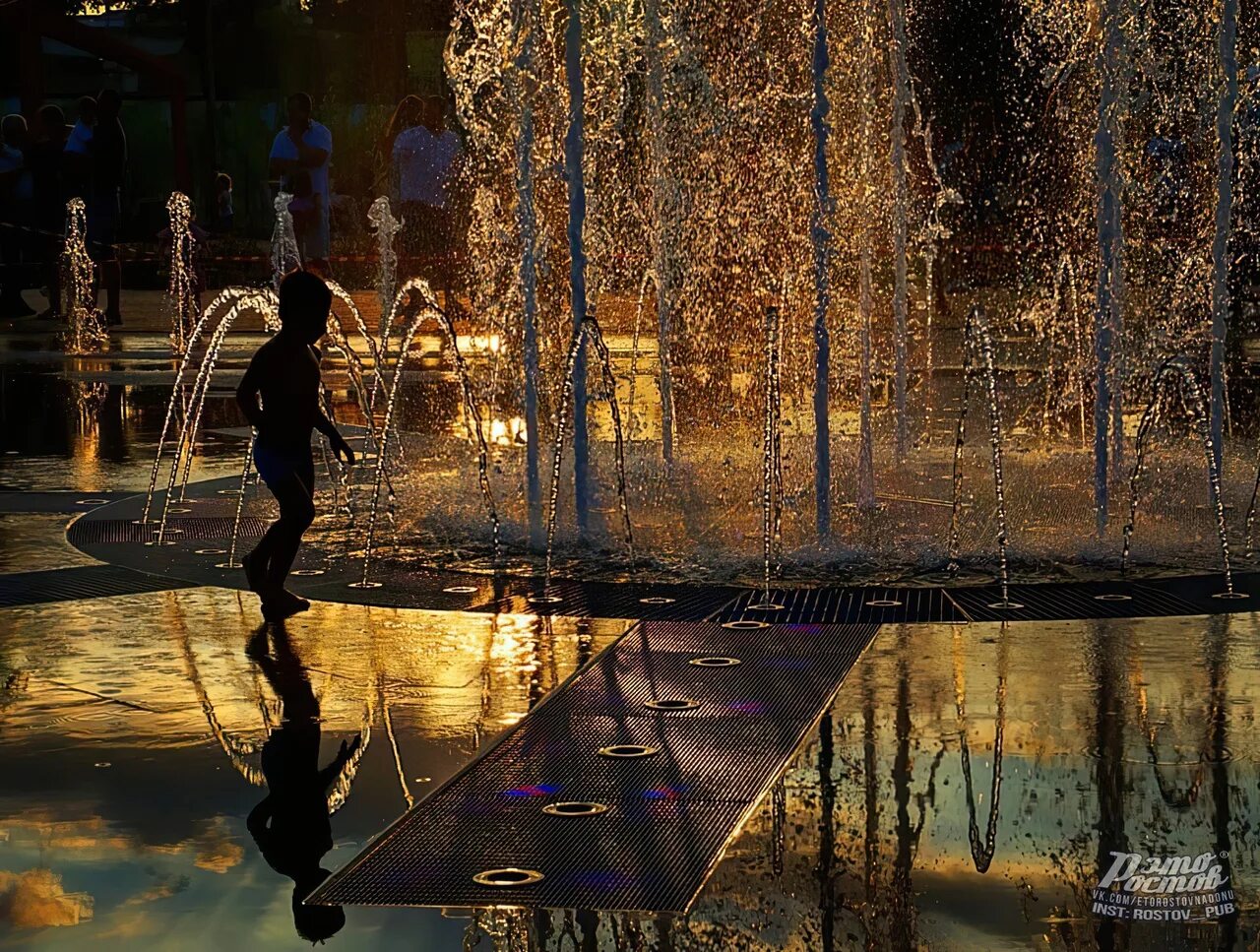 Красивый Кадр. Фотосессия у фонтанов осенью. Фонтан в озере. Озеро надежды фото. Озеро надежды автор