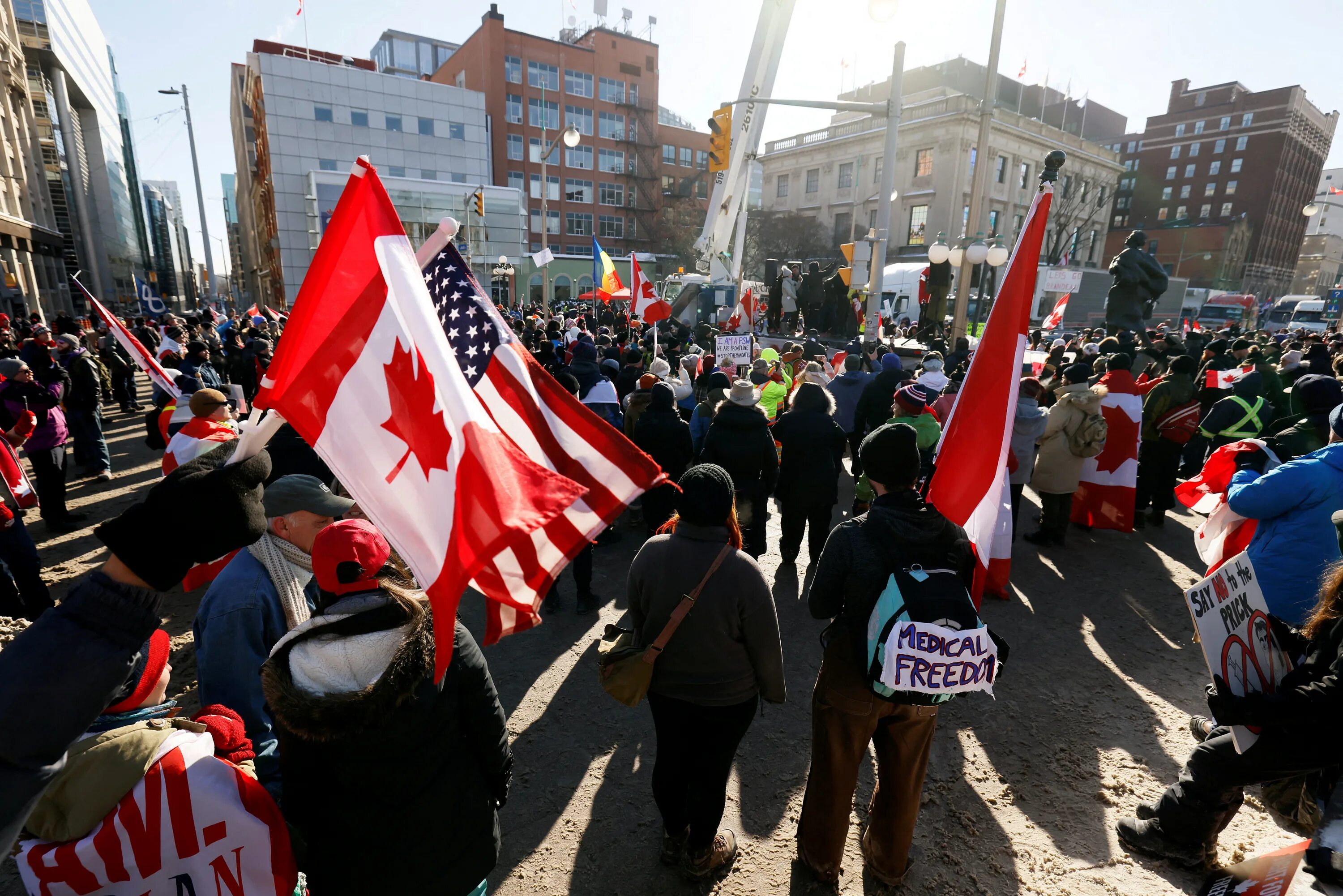 Забастовка. Митинг в Канаде в поддержку Украины. Демонстрация в Чехии. Забастовка картинки. Выступающие против свободы