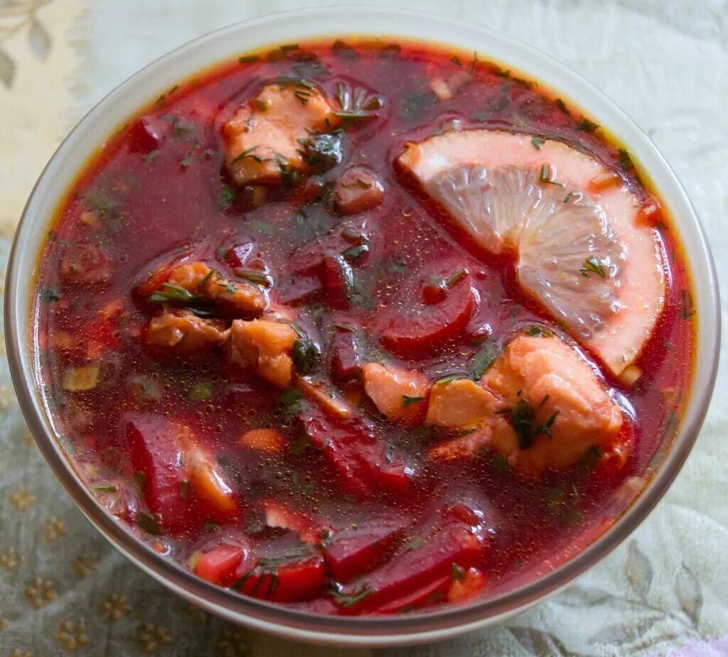 борщ со шкварками по-украински и водка. кубанский борщ с пампушками. сервировка борща украинского. украинский борщ со шкварками. борщ украинский 'гала-гала'.