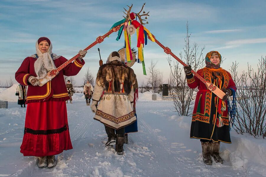 Народы россии манси. Шаманский бубен манси. Ненцы Ханты селькупы танцы. Ханты манси народ. Традиции севера.