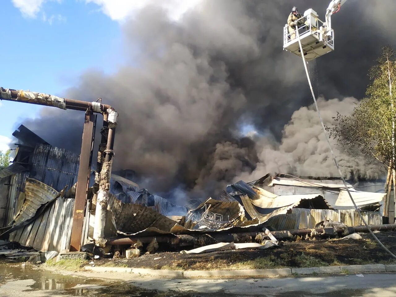 Пожар. Пожар в лакокрасочном цехе. Пожары в России. Городской пожар.