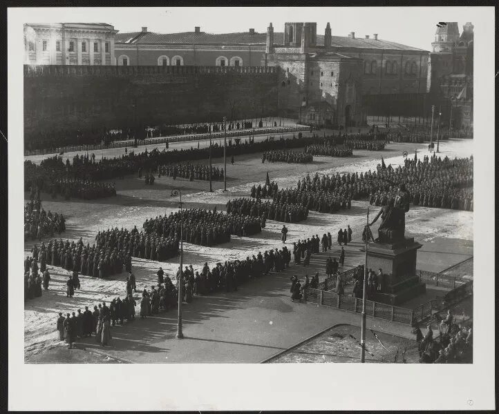 Новшество парада 1925. Новшество парада 1925. Парад на красной площади 1925. Парад на красной площади 1925. Новшество парада 1925.