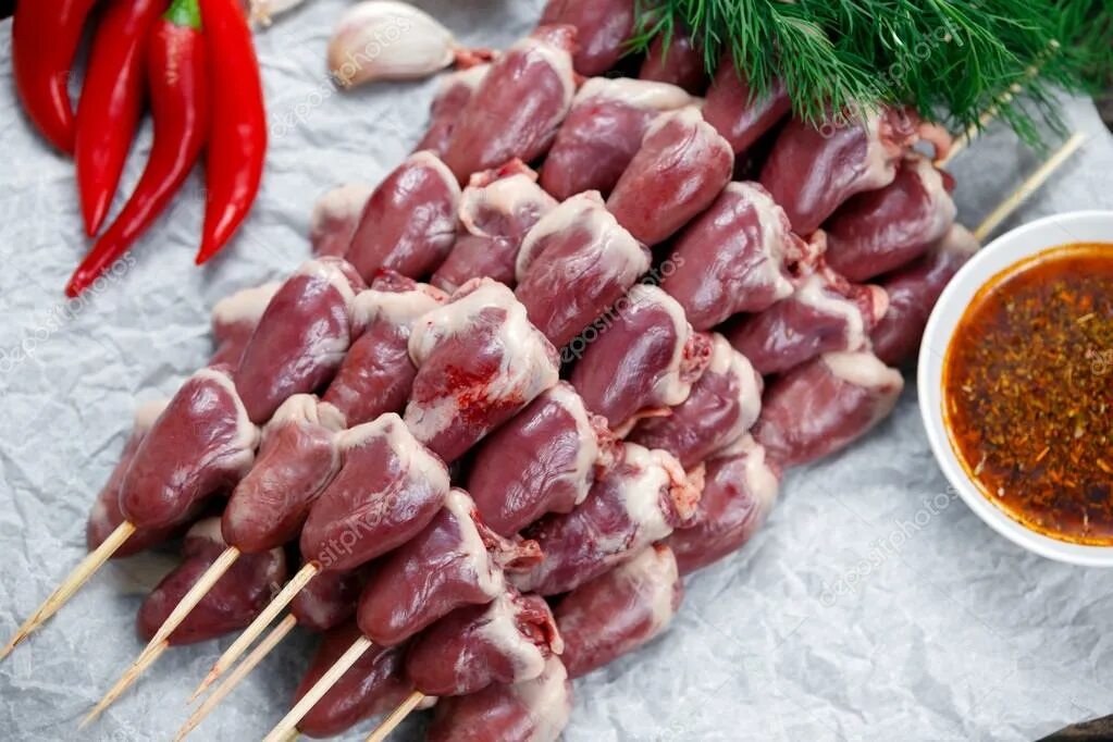 Человек с едой. Инновационные технологии приготовления. Ассортимент блюд для столовых. Пекари в фартуках. Готов к приготовлению.