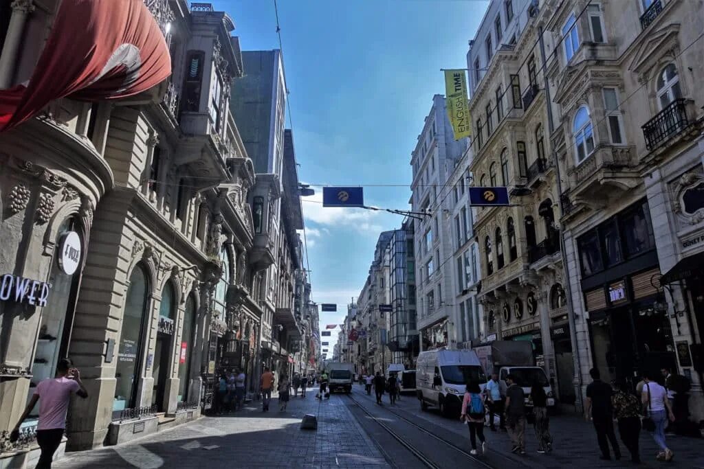 Улица Истикляль в Стамбуле. Главная улица Стамбула Истикляль. Пешеходная улица Истикляль. Пешеходная улица в Стамбуле.