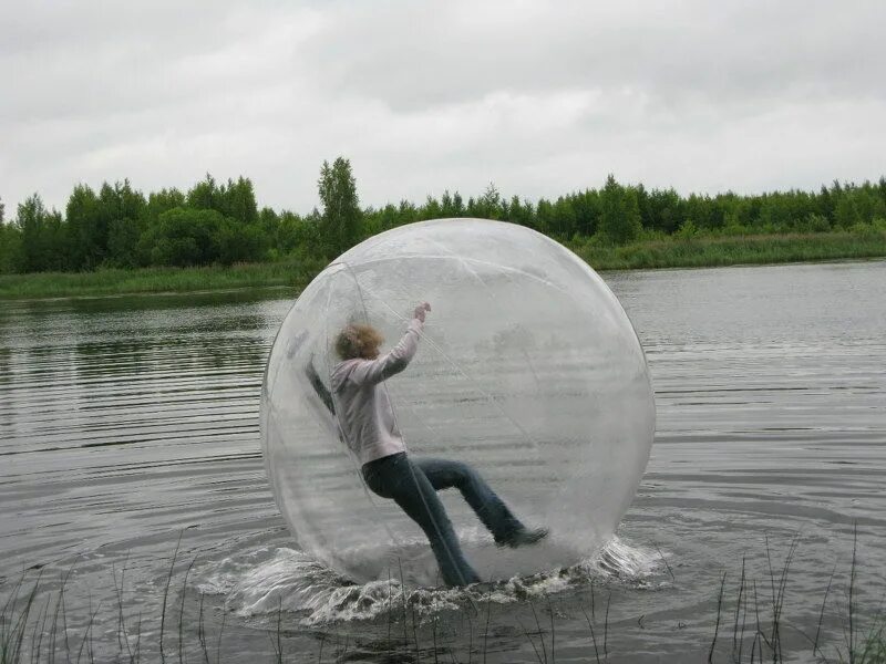Ходит в шаре. Водный шар. Шар по воде. Большой шар для воды. Шар для человека на воде.