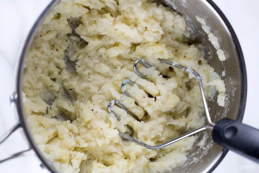 Пересолила пюре картофельное что делать. Пюре в кастрюле. Вчерашнее пюре. Пюре в кастрюле. Mashed potatoes thanksgiving.