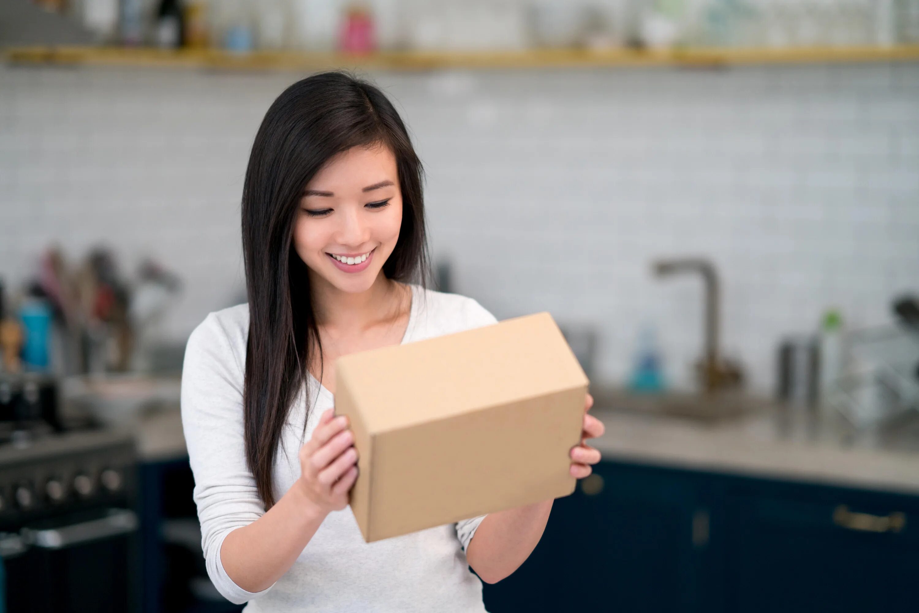 Человек с коробкой. Delivery. Девушка курьер. Доставщик с коробкой в руках. Курьер с посылкой.