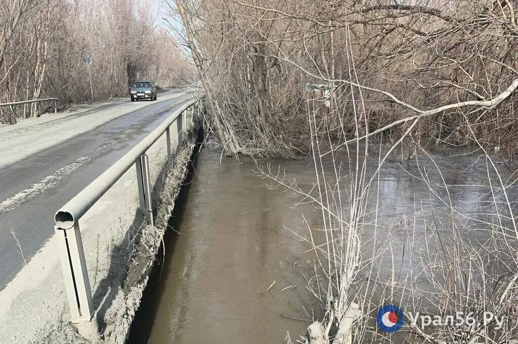 Оренбург разлив урала. Река Елшанка Оренбургская область. Разлив город. Дорожные мосты через разлив. Потоп.