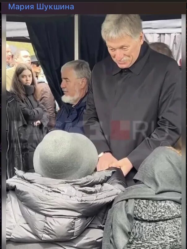 Песков юдашкин. Кладбище. Песков и пугачева на похоронах юдашкина. Пугачева в москве на похоронах юдашкина. Песков целует руку пугачевой на похоронах юдашкина.